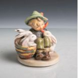 Hummel-Figur "Hasenvater" aus Feinsteinzeug (Unterbodenmarke Manufaktur Göbel, Rödenthal,wohl etwa