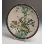 Flach gemuldete Schale aus Keramik (wohl aus Japan, wohl um 1900, Unterbodenpressmarke),polychrom