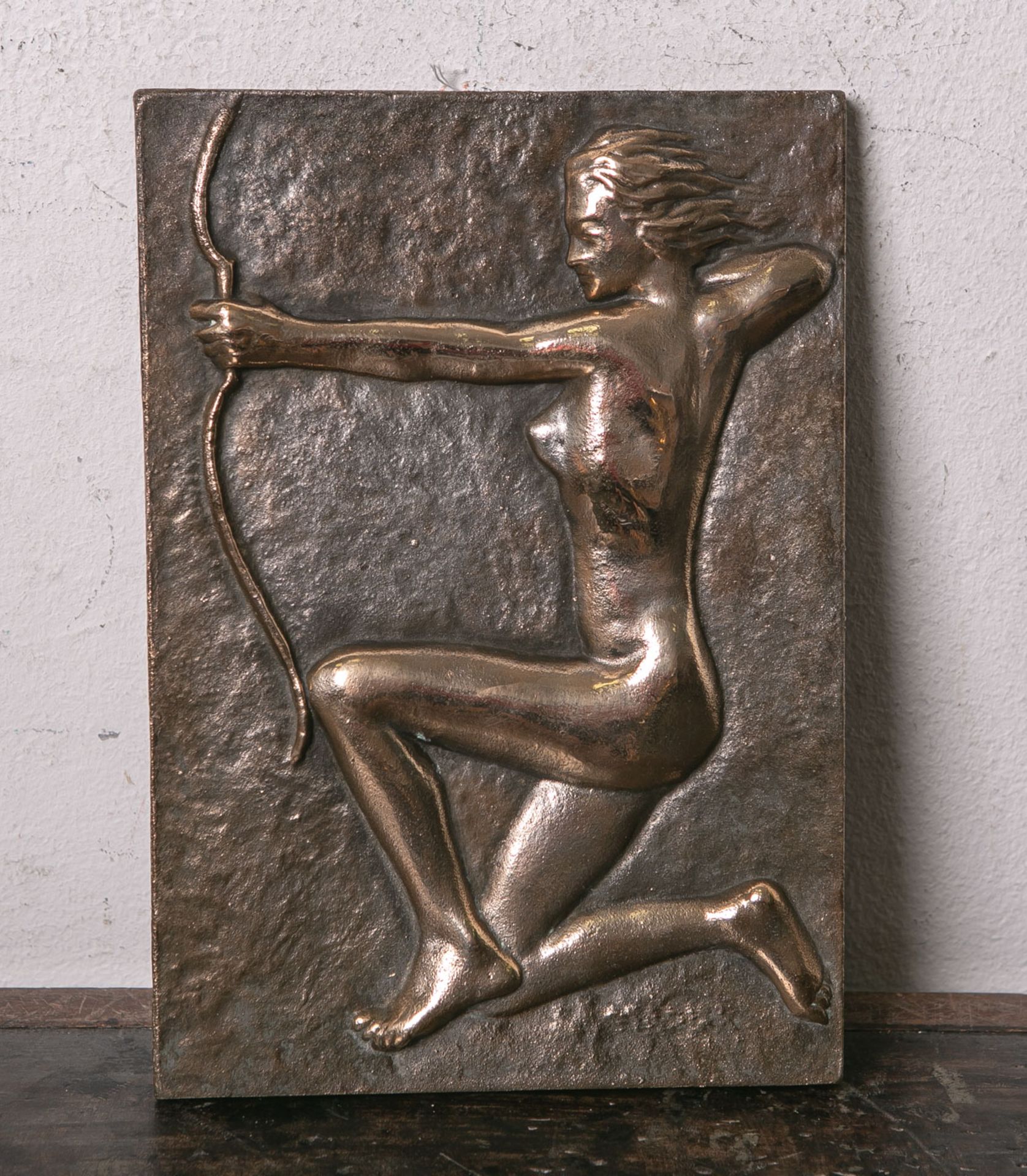 Unbekannter Künstler (wohl 1950/60er Jahre), wohl Darstellung Dianas knieend mit Bogen,Bildplatte