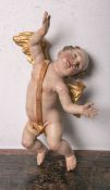 Holzfigur eines emporfliegenden Engels/Putto (20. Jahrhundert), vollplastisch geschnitzt,