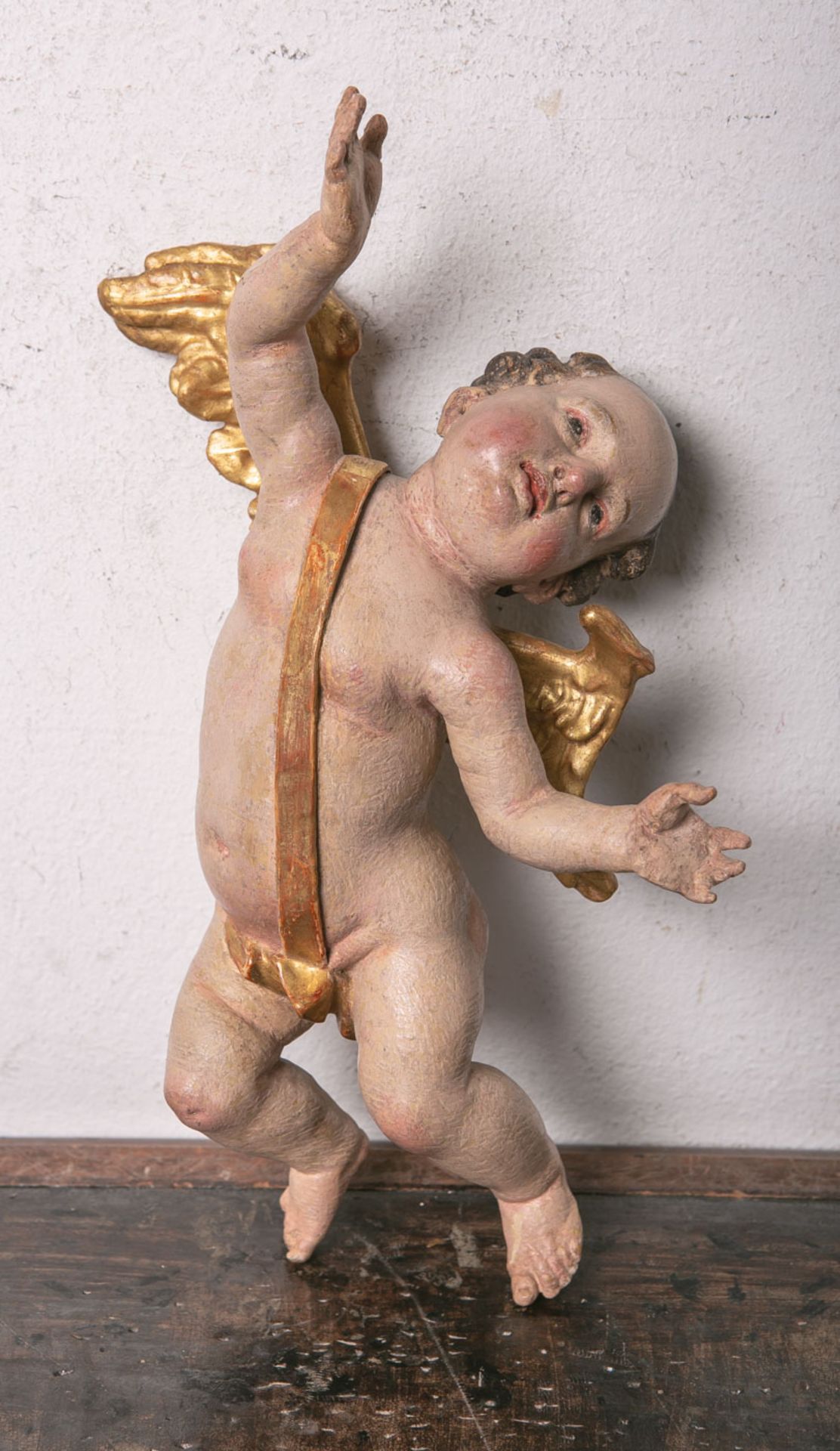 Holzfigur eines emporfliegenden Engels/Putto (20. Jahrhundert), vollplastisch geschnitzt,