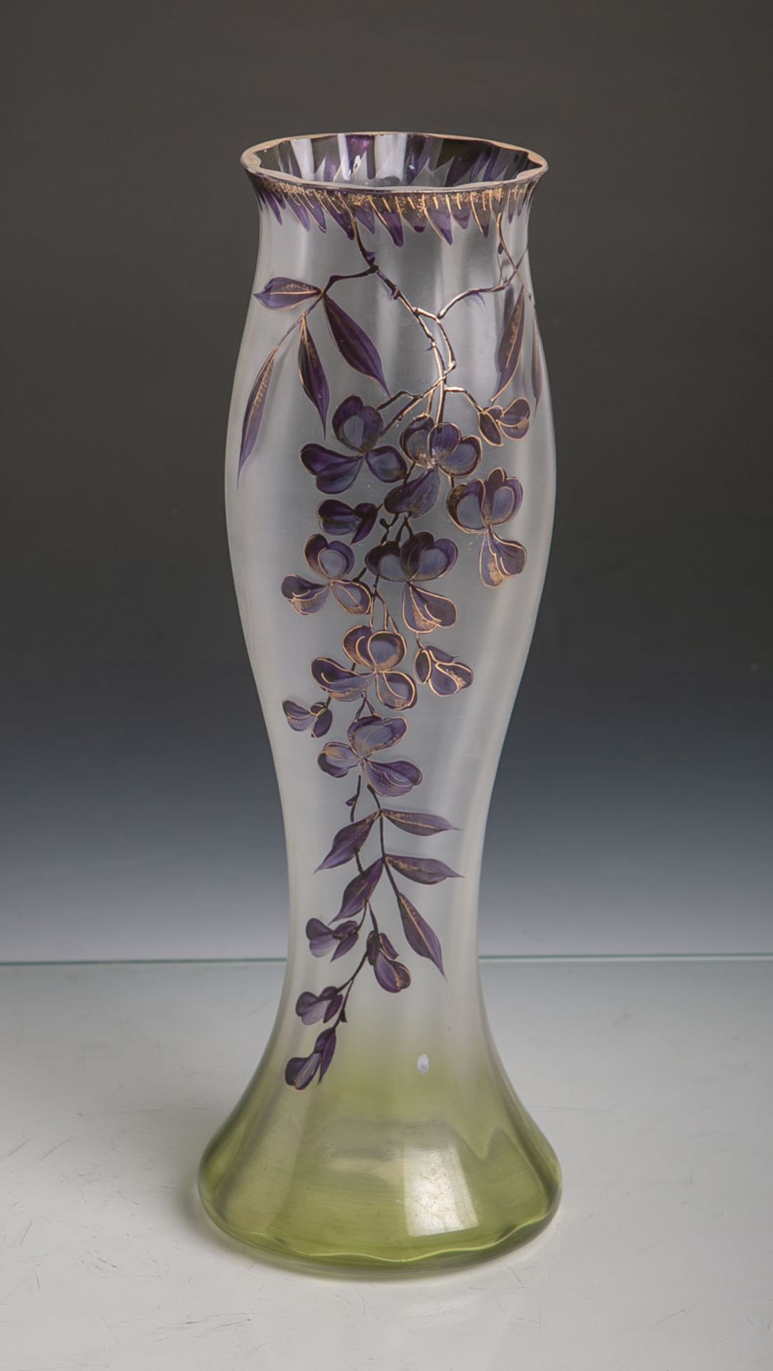 Blumenvase aus klarem Glas (Jugendstil, um 1900), die Oberfläche sattiniert und mitEmailfarbe im