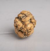 Elfenbein-Netsuke (Provenienz wohl Japan, Alter unbekannt), wohl Darstellung