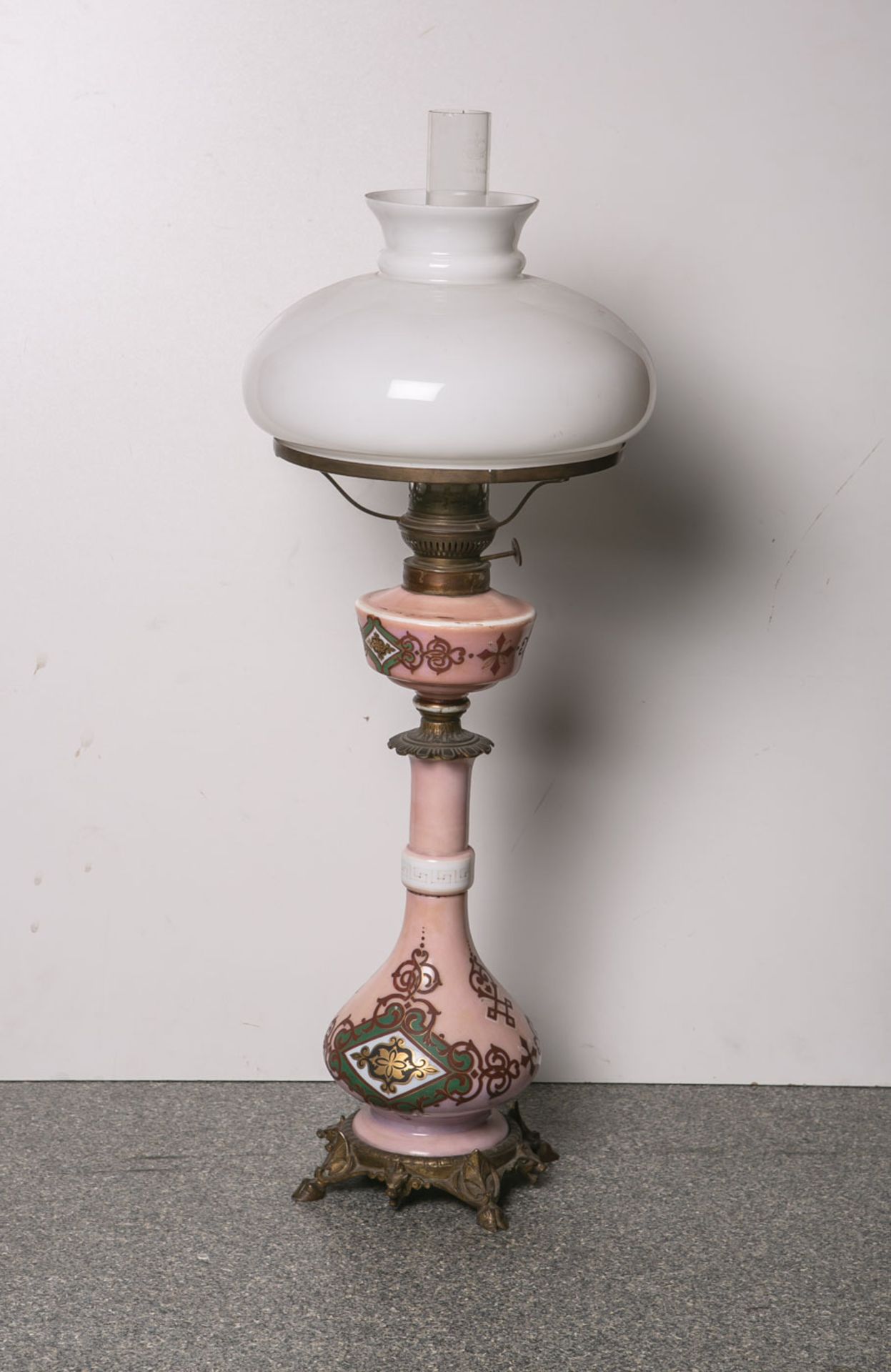 Petroleumlampe aus der Zeit des Historismus (wohl Deutsch, um 1880/90), Glaskörper, teilspolychrom