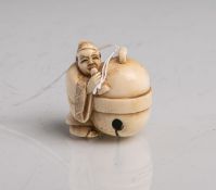 Elfenbein-Netsuke (Provenienz wohl Japan, Alter unbekannt), stehender Mann im Kimono