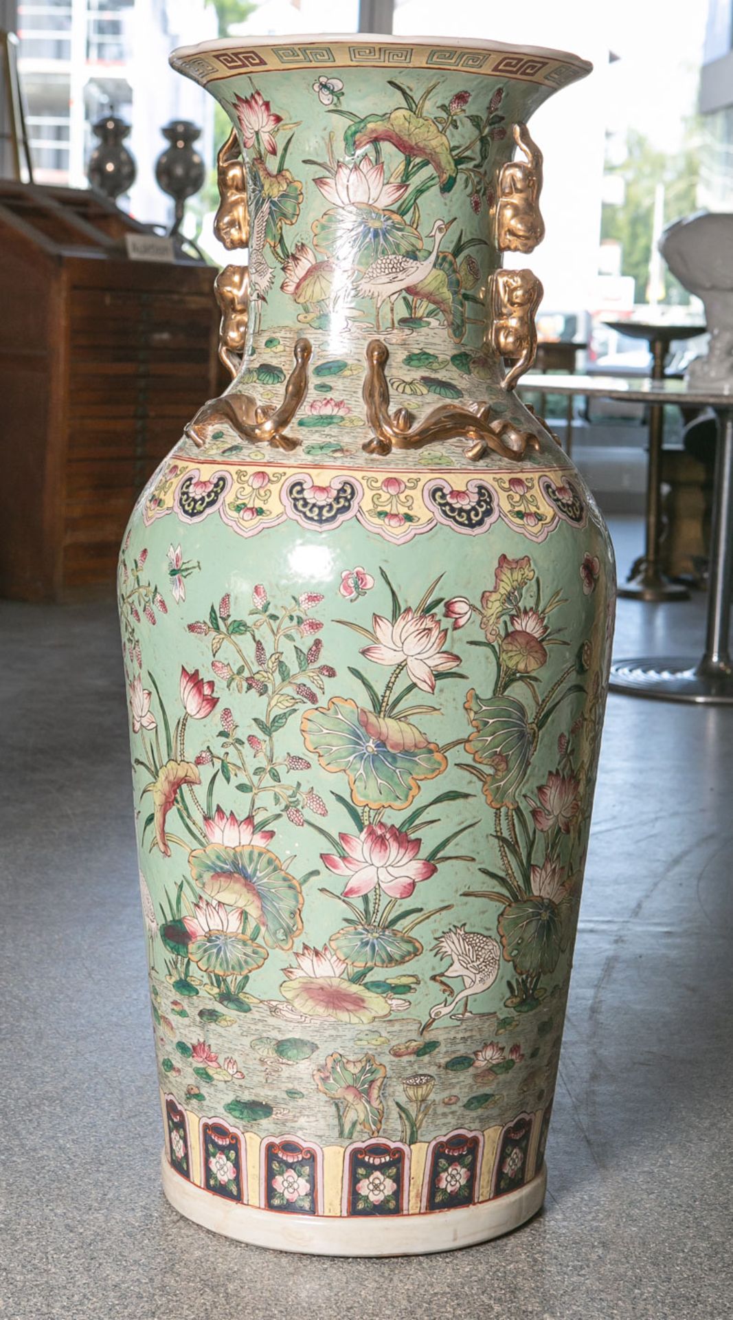 Große Bodenvase aus Porzellan (China, Alter unbekannt), farbig staffiert mit Blumen-
