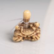 Elfenbein-Netsuke (Provenienz Japan, Alter unbekannt), mittig sitzender Mann, dem zuseiner rechten