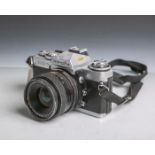 Minolta-Fotokamera "XD7" (Japan), Gehäuse-Nr. 2174439, Objektiv Presenta Auto MC, Nr.803645, 1:2,8/