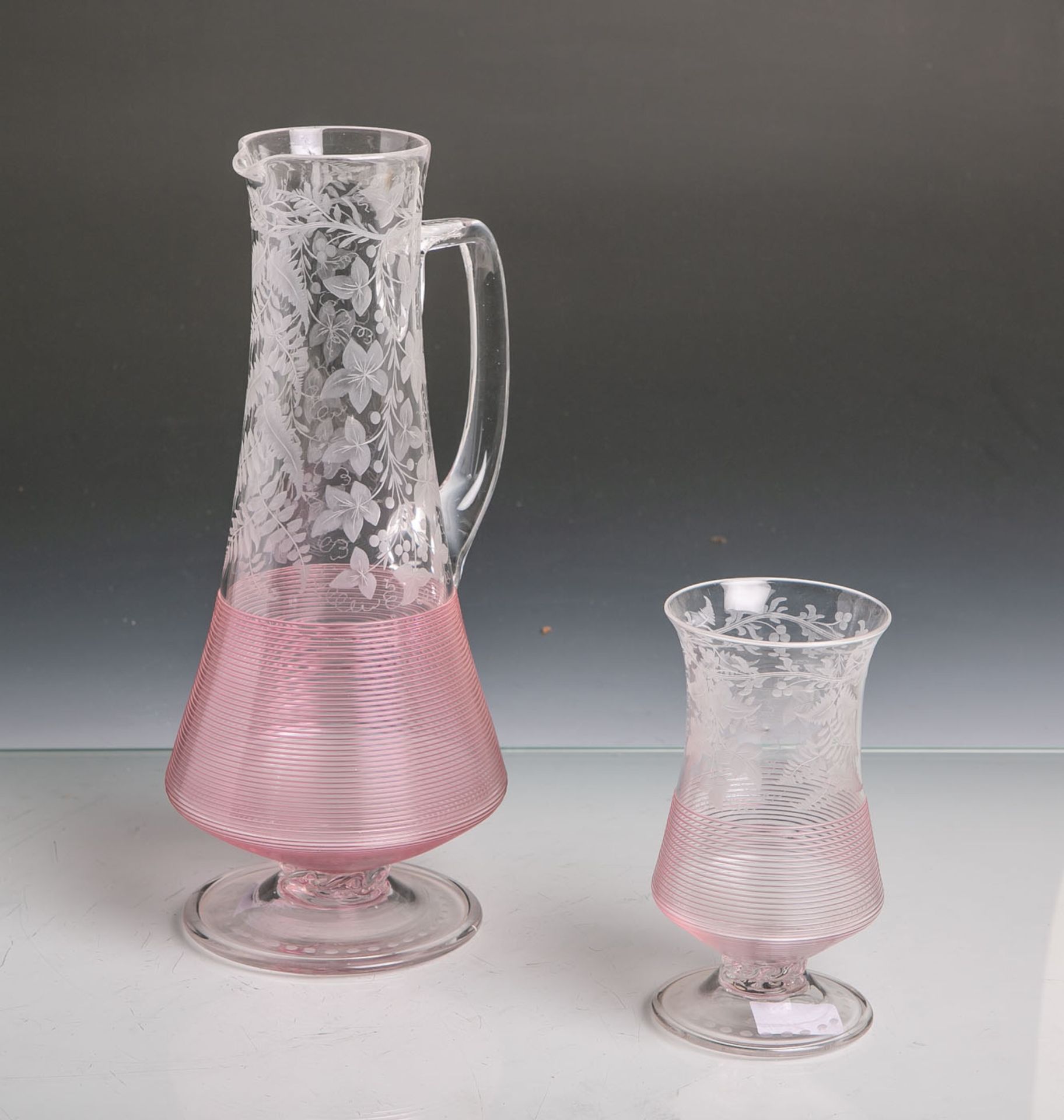 Schenkkanne m. passendem Becher (Jugendstil), Roséglas m. feiner Blumengravierung,mundgeblasen,