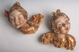 Holzfiguren von zwei geflügelten Putten (20. Jahrhundert), rechts-links, geschnitzt,polychrome