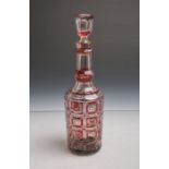 Glaskaraffe (aus dem 19. Jahrhundert), aus klarem Glas, teils rot überfangen und mitjagdlichen und