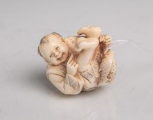 Elfenbein-Netsuke (Provenienz Japan, Alter unbekannt), lachender Mann auf zwei Fischenhockend,