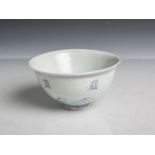 Koppchen aus Porzellan (China, wohl Ming-Dynastie, 16./17. Jahrhundert), blaue Bemalung,Dm. ca. 9,