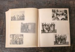 Privates Fotoalbum (1930-50er Jahre), schwarz-weiße u. farbige Fotoaufnahmen, Portraits,