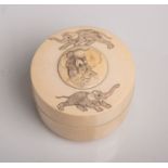 Runde Deckeldose aus Elfenbein (Provenienz wohl Japan, Alter unbekannt), verziert mitElefanten auf