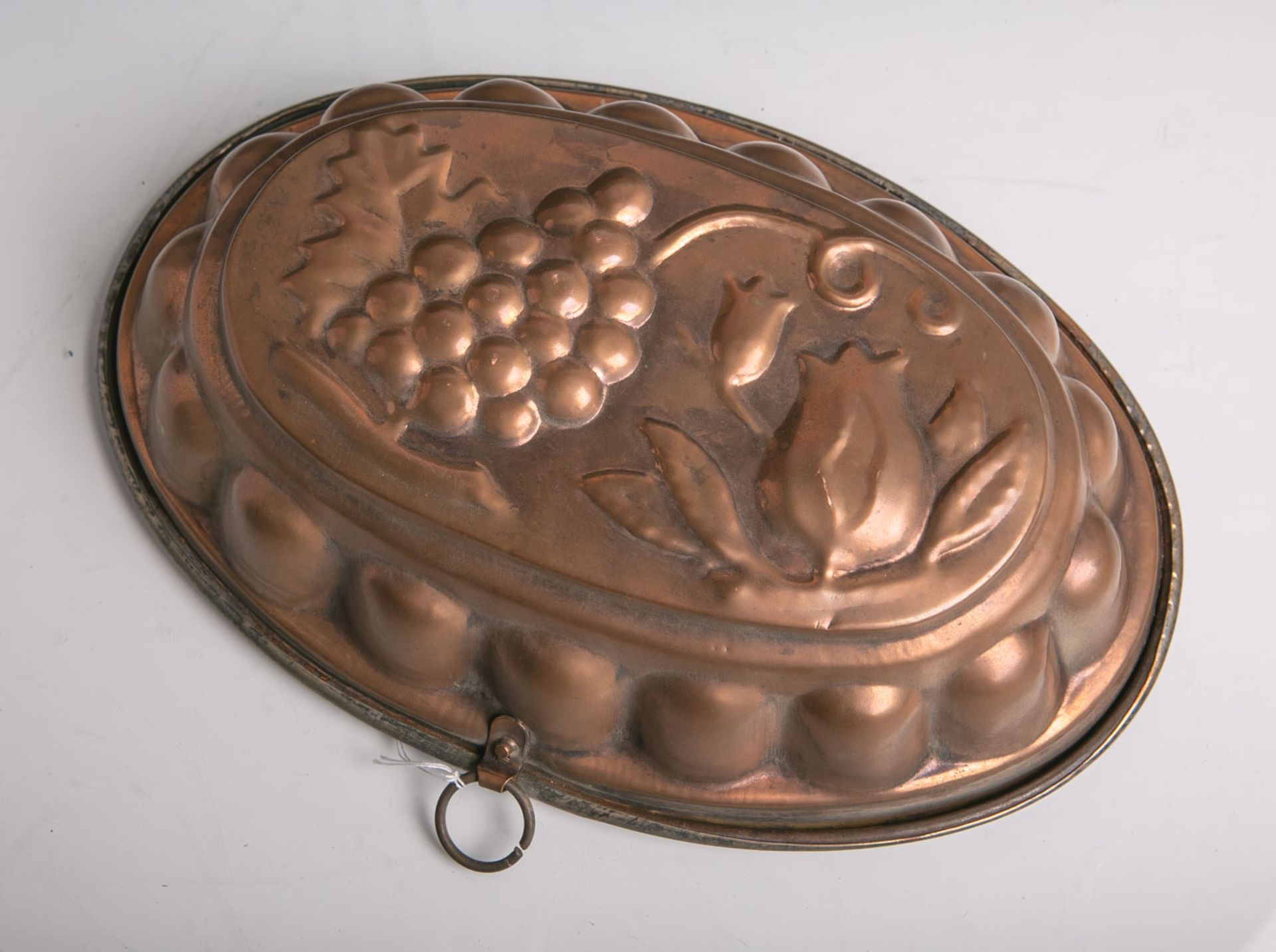 Antike ovale Backform mit Trauben und Blumenmotiven aus Kupfer hergestellt, ca. 30,5 x 21cm.