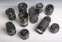 Konvolut von 10 Objektiven, bestehend aus: 1x "Sigma Zoom" (1:3,5-6,3/18-200, Dm. 62 mm,m.
