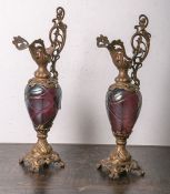 2 dekorative Schenkkannen (um 1900), Jugendstildekor, vergoldete Metallmontierung, ovoiderKorpus aus