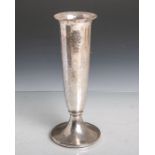 Elegante Vase 800 Silber (Art Déco), Hammerschlagoptik, gestempelt: Halbmond u. Krone /