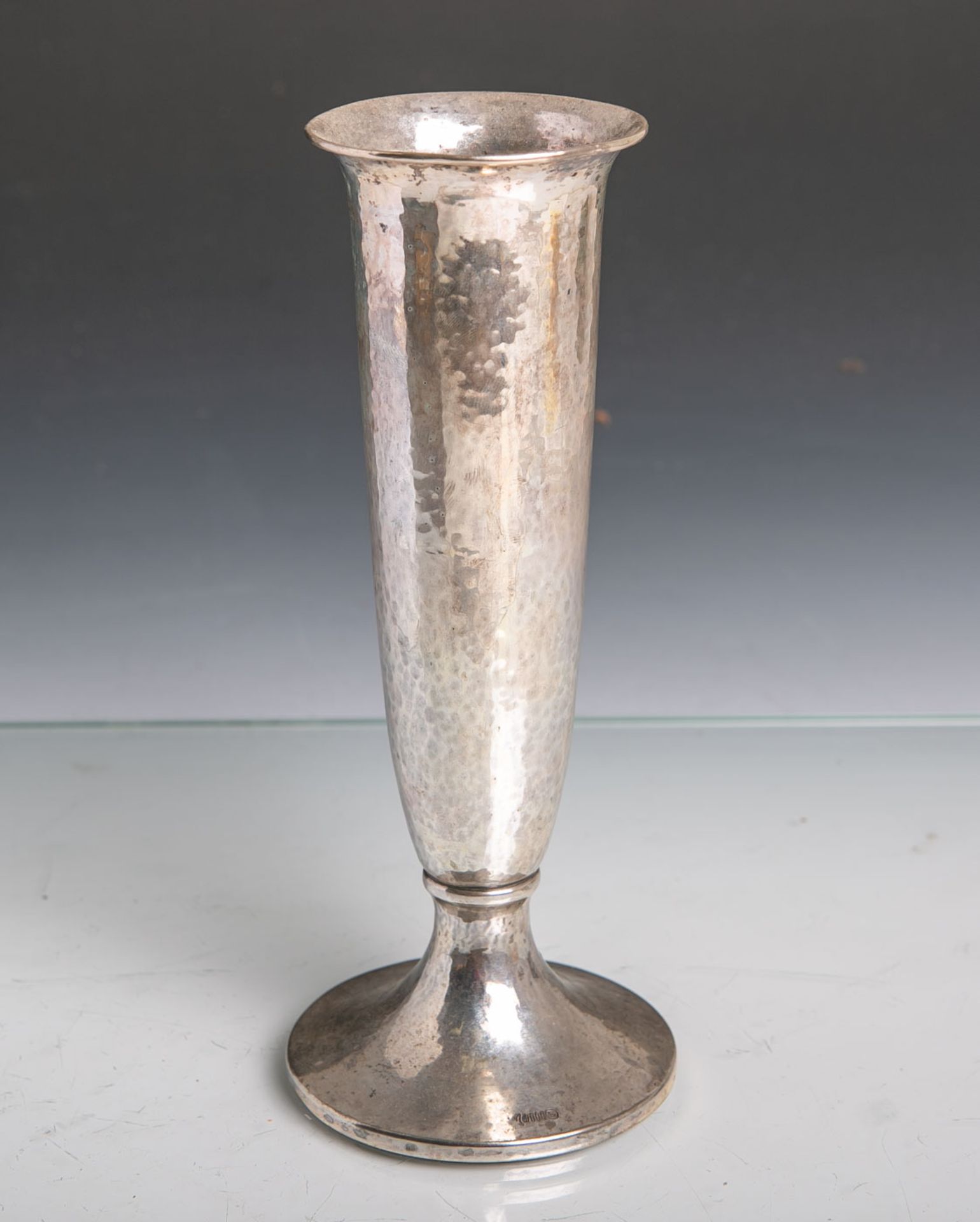 Elegante Vase 800 Silber (Art Déco), Hammerschlagoptik, gestempelt: Halbmond u. Krone /