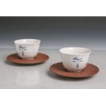 Zwei Koppchen aus Porzellan mit Unterteller aus Böttcherporzellan von Meissen (