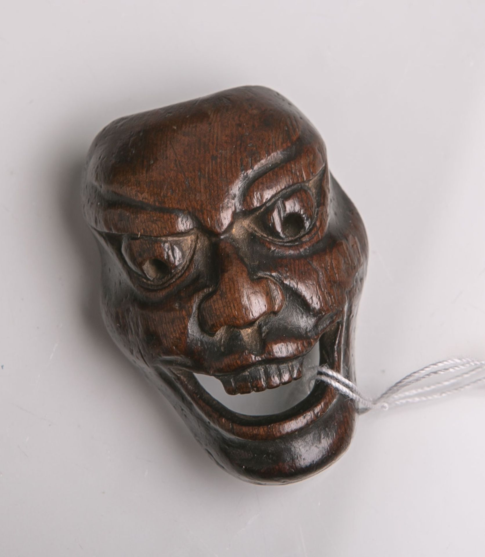 Holz-Netsuke (Provenienz wohl Japan, Alter unbekannt), wohl No-Maske, wohl sog.Men-Netsuke, aus