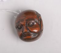 Tropenholz-Netsuke (Provenienz Japan, Alter unbekannt), Maske mit heruntergezogenenMundwinkeln, wohl