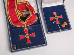 Konvolut von 2 Bundesverdienstkreuzen (BRD), davon 1x Steckkreuz (1. Klasse) u. 1x Gr.Verdienstkreuz