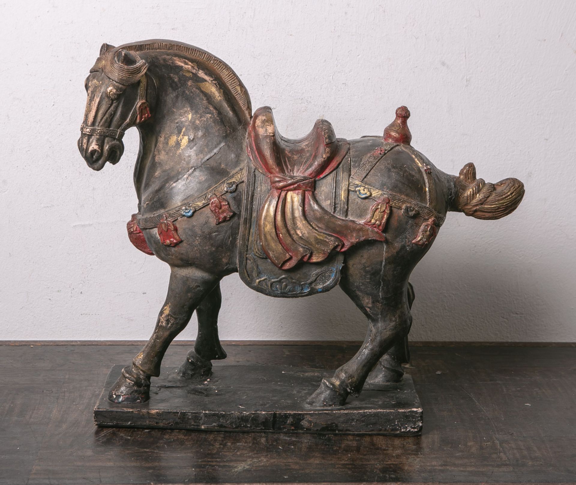 Tang-Pferd (wohl 19./20. Jahrhundert), aus geschnitztem Holz, polychrom bemalt, H. ca. 50cm, B.