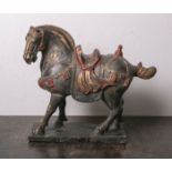 Tang-Pferd (wohl 19./20. Jahrhundert), aus geschnitztem Holz, polychrom bemalt, H. ca. 50cm, B.