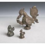 Drei verschiedene alte Opiumgewichte (wohl Asien, Alter unbekannt), aus Bronze,vollplastische