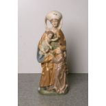 Holzfigur einer Heiligen mit Jesusknaben (20. Jahrhundert), der Knabe bekommt von einerweiteren