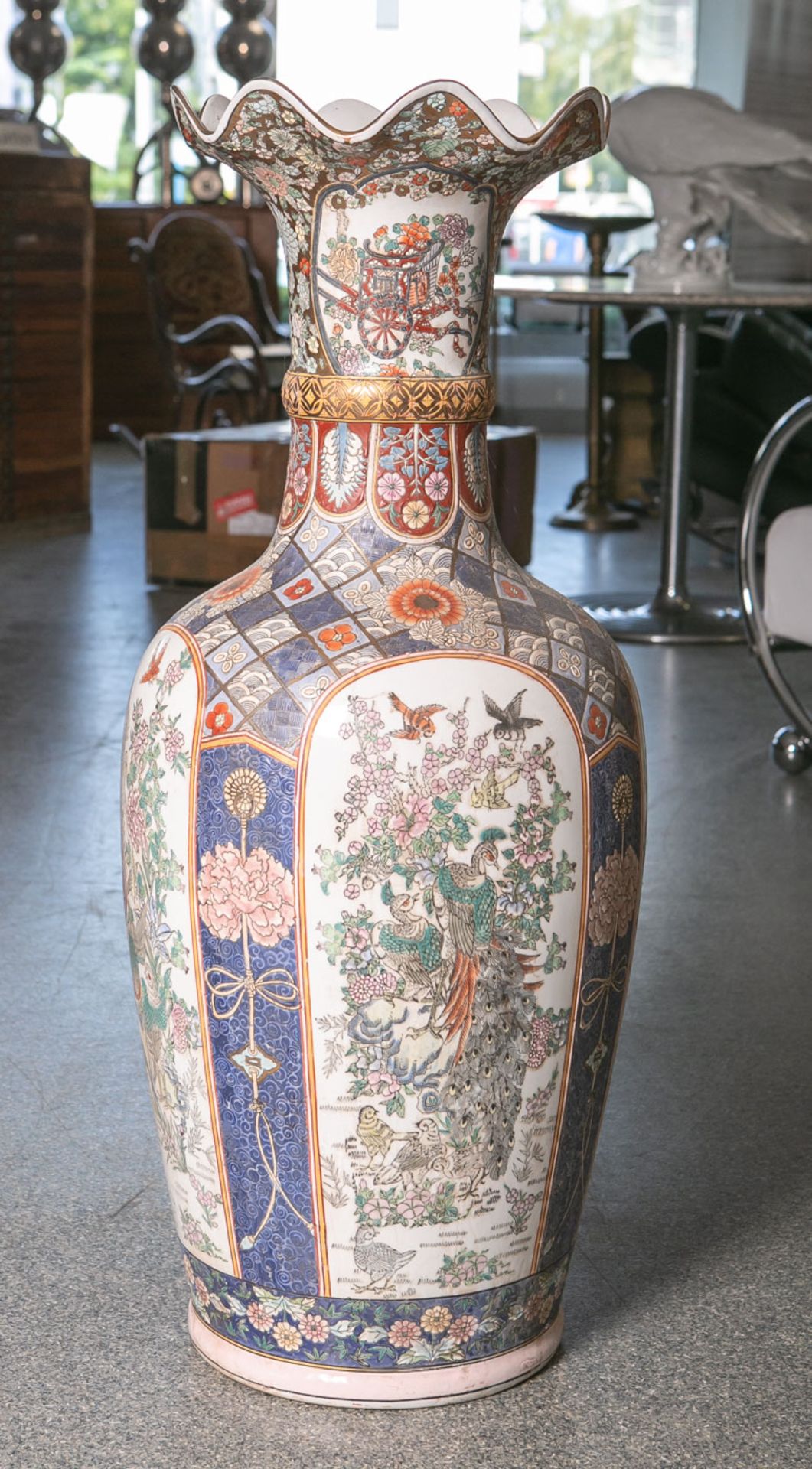 Große Bodenvase aus Porzellan (China, Alter unbekannt), farbig staffiert mit Blumen-