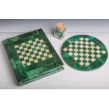 Schachspiel, grüne Terrazzo-Platte m. Malachit-Stücken, Spielflächen m. Malachit bzw.hellem (Kunst-)