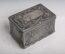 Deckeldose aus Zinn (Jugendstil, um 1900), m. floralem Dekor, ca. 13,5 x 9,5 x 9 cm.Dellen, Kratzer,