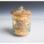 Satsuma-Deckelbecher (Japan, wohl Meiji, um 1900), Porzellan, glockenförmiger Korpus,feine