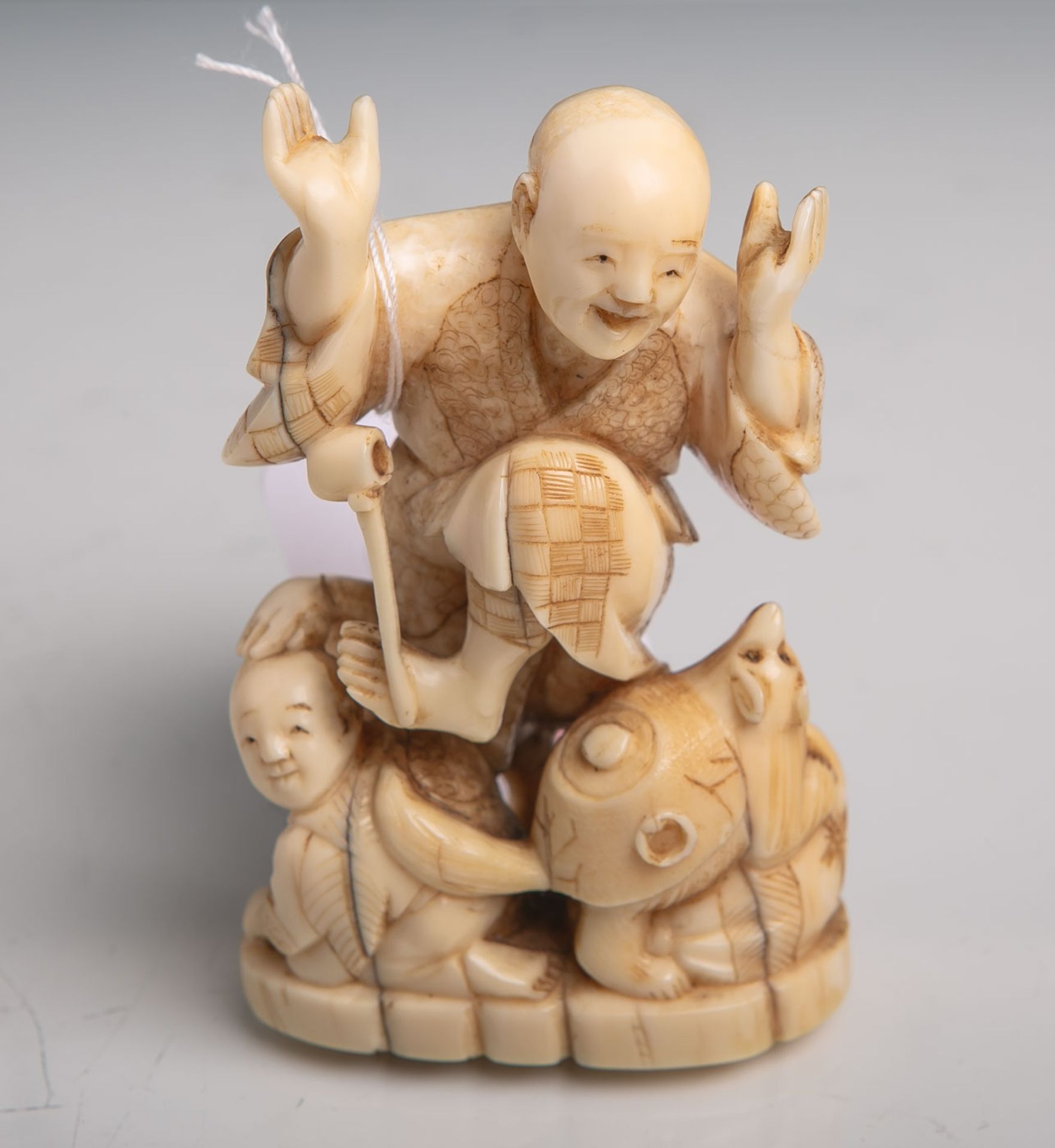 Elfenbeinfigur eines tanzenden Mannes mit Knaben und Panzertier (Provenienz wohl Japan,wohl 19.