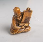Elfenbein-Netsuke (Provenienz wohl Japan, Alter unbekannt), hockender Mann mit den Händenaufgerollte