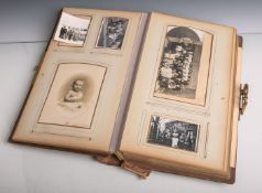 Privates Fotoalbum (um 1900), Familienfotos bis in die 1950er Jahre hinein (Portraits u.