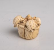 Elfenbein-Netsuke (Provenienz Japan, Alter unbekannt), Schildkröten auf einem Korb mitMäusen, wohl