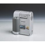 MPEG-4 Digitalkamera "VN-EZ1" von Sharp, Nr. 909312532, m. Tasche.