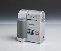 MPEG-4 Digitalkamera "VN-EZ1" von Sharp, Nr. 909312532, m. Tasche.