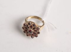 Damenring mit Granatbesatz in Form einer stilisierten Blüte aus 585 GG, Ringgröße ca. 52,