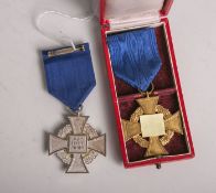 Zwei Verdienstkreuze (Drittes Reich, II. WK), jeweils am blauen Band mit Anstecknadel, 1xin