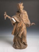 Holzfigur wohl Hl. Nepomuk, Naturholz ohne Fassung, vollplastisch geschnitzt, H. ca. 51cm. Risse.