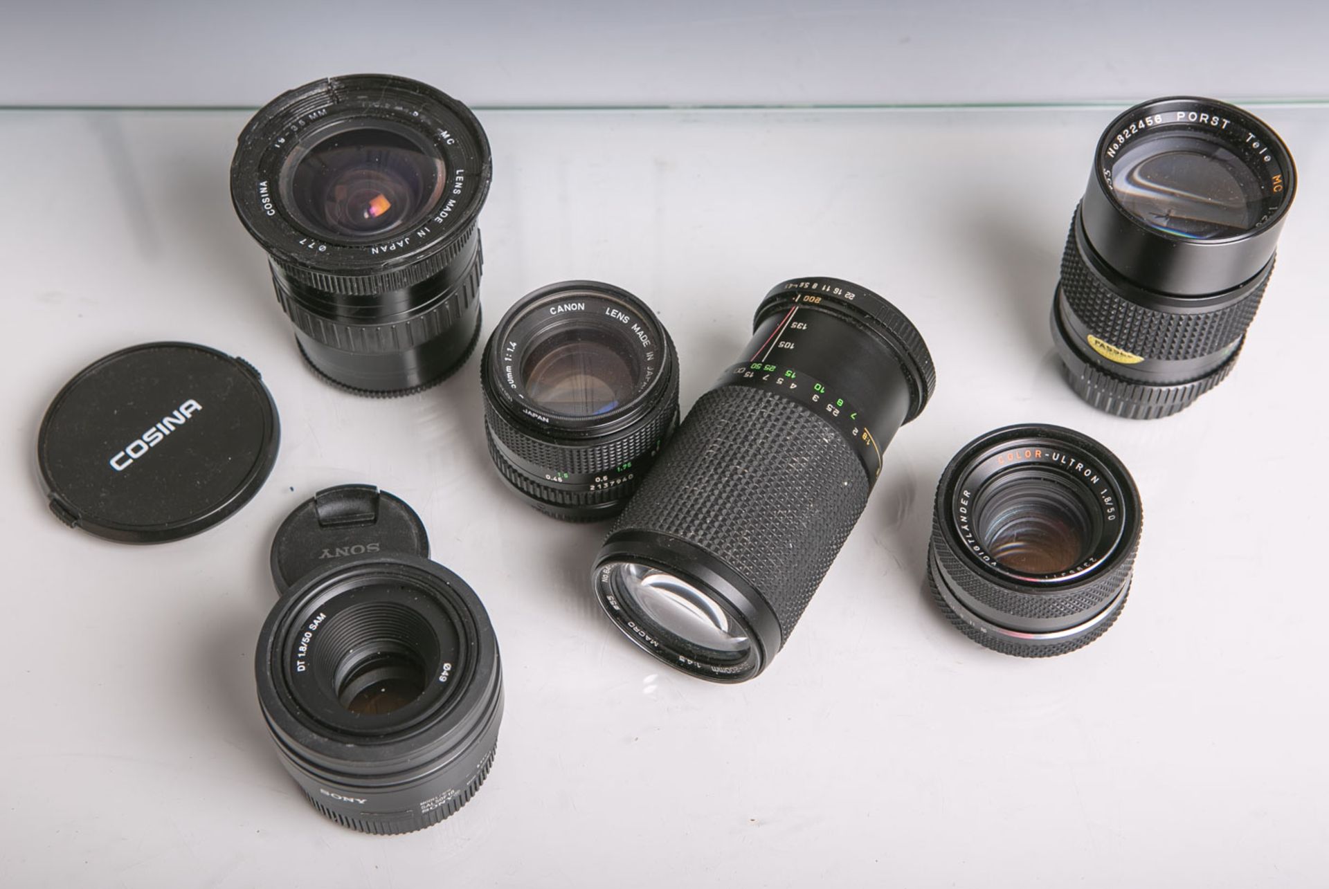Konvolut von 6 Objektiven, bestehend aus: 1x "Beroflex Auto Zoom" (1:4,5/80-200, Dm. 55mm, Nr.