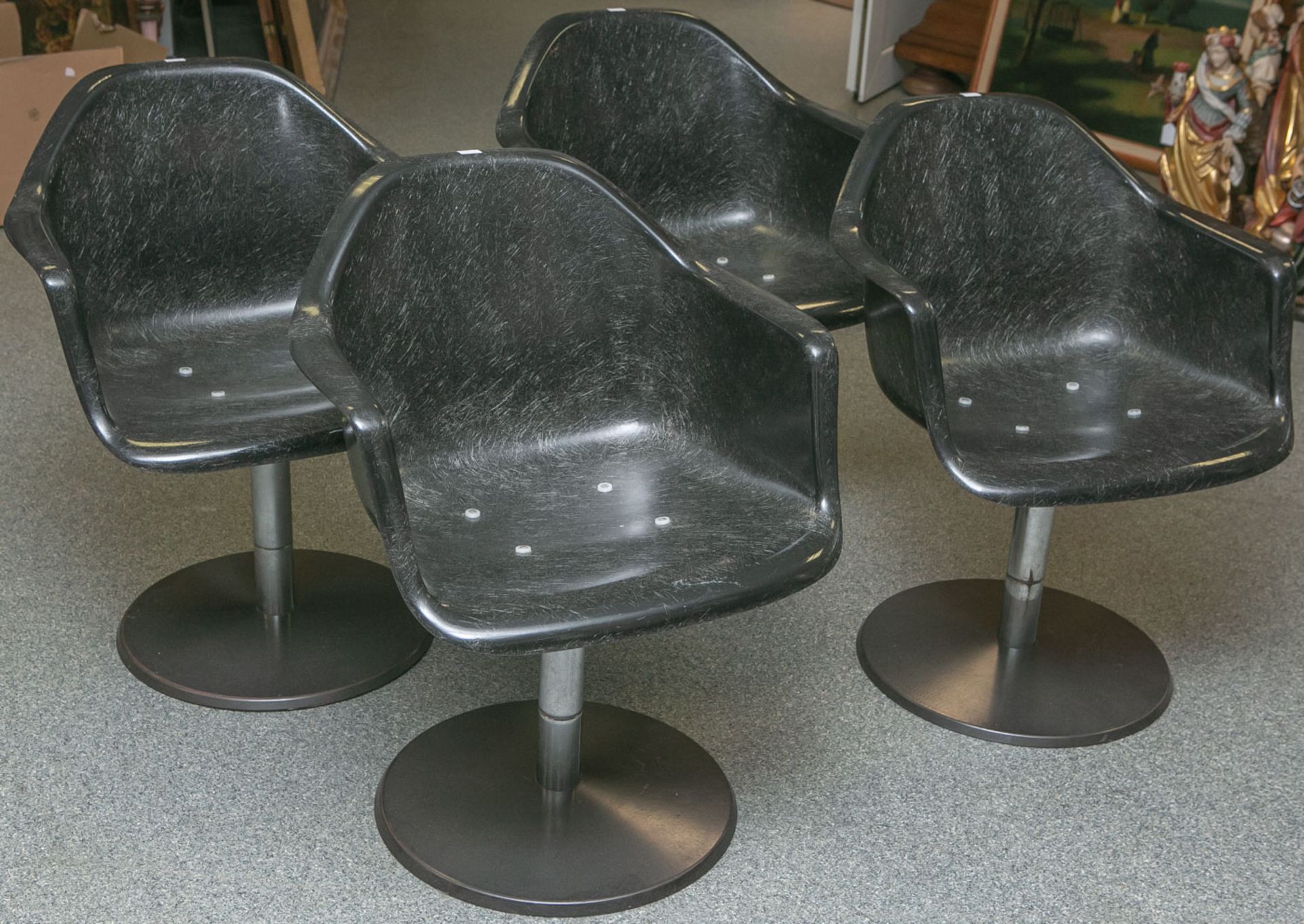 4 Stühle aus einem ehemaligen Friseursalon (1950/60er Jahre), Sitz aus Kunststoff,Mittelsäule,