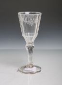 Sherryglas (wohl 19. Jahrhundert), aus klarem Glas, 12-fach gegliedert, mit umlaufenderBlumen- und