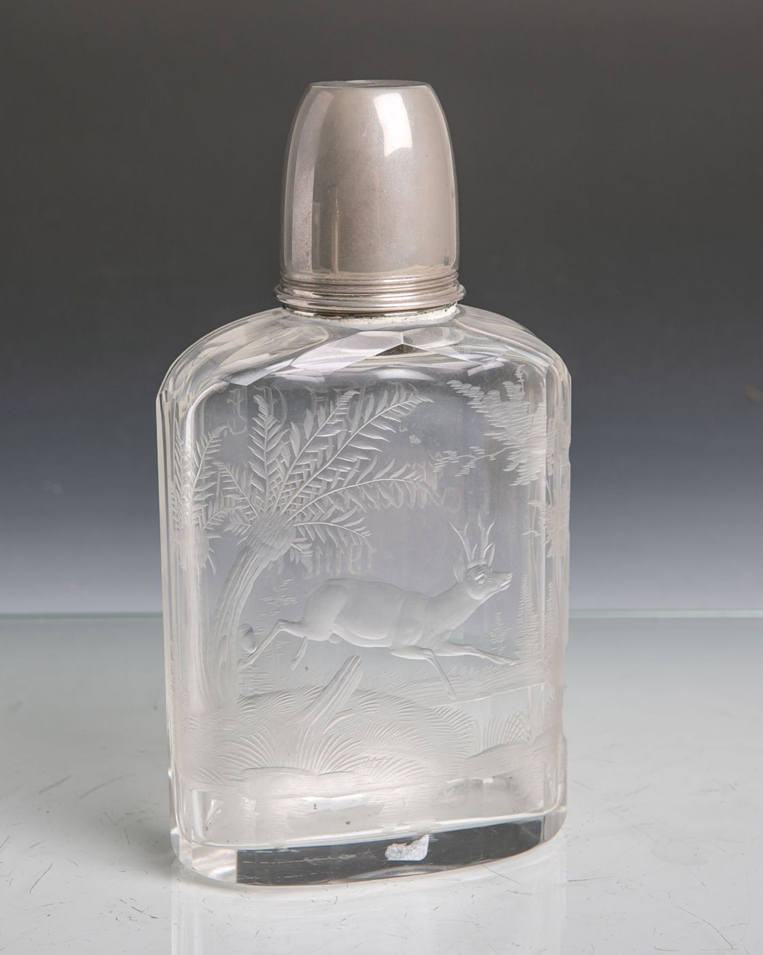 Kristallflasche bzw. Flachmann (19. Jahrhundert), klares Glas m. jagdlicher Gravur,Metallverschluss,