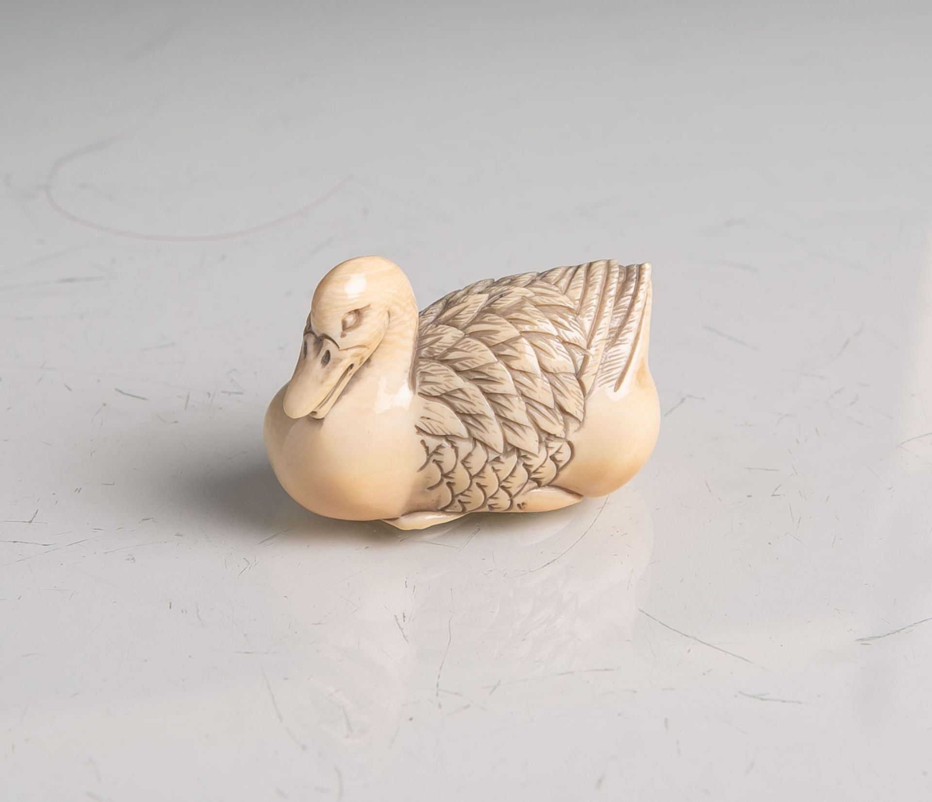 Elfenbein-Netsuke (Provenienz Japan, wohl 19. Jahrhundert), Darstellung einer Ente, wohlsog.